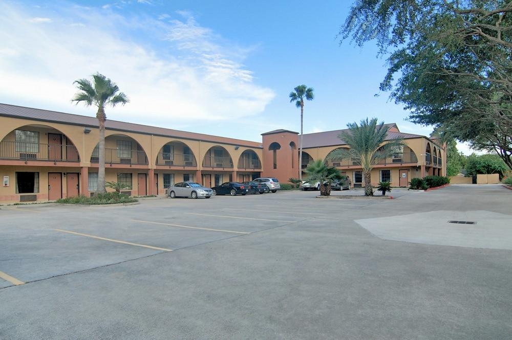 Super 8 by Wyndham Houston/NASA photo 23