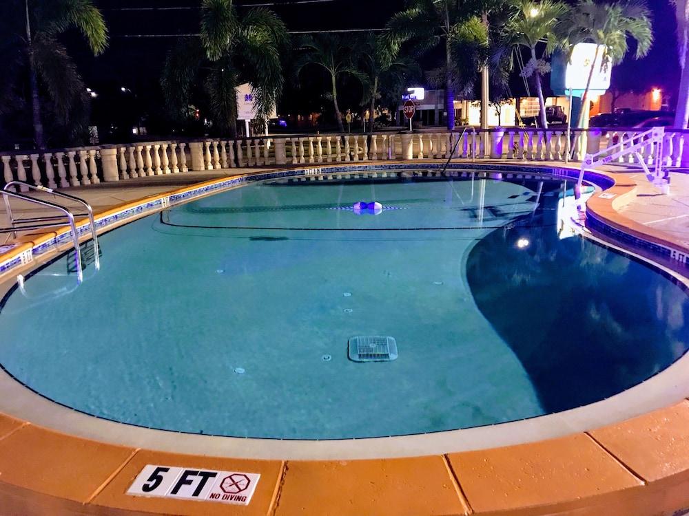 Tropical Inn & Suites photo 2