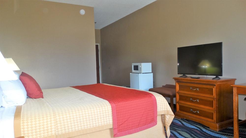 Oak Tree Inn & Suites photo 32