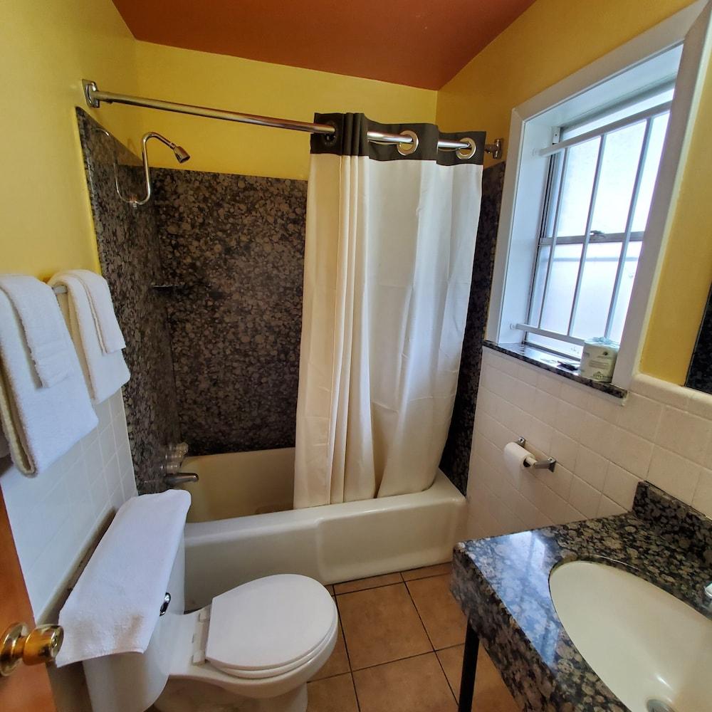 Vanguard Motel photo 9