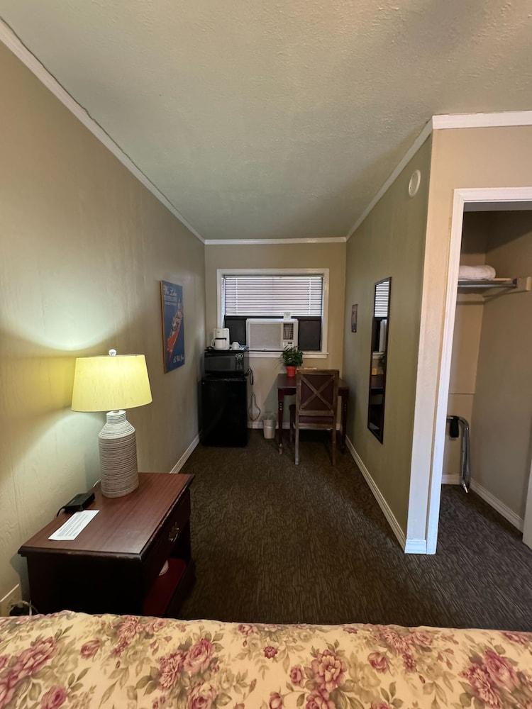 Carlton Marion Inn photo 2
