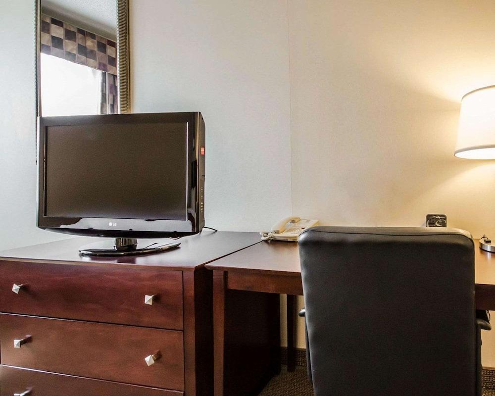 Quality Suites Jeffersonville - Louisville North photo 7