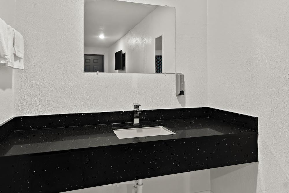 Rodeway Inn Palestine photo 15
