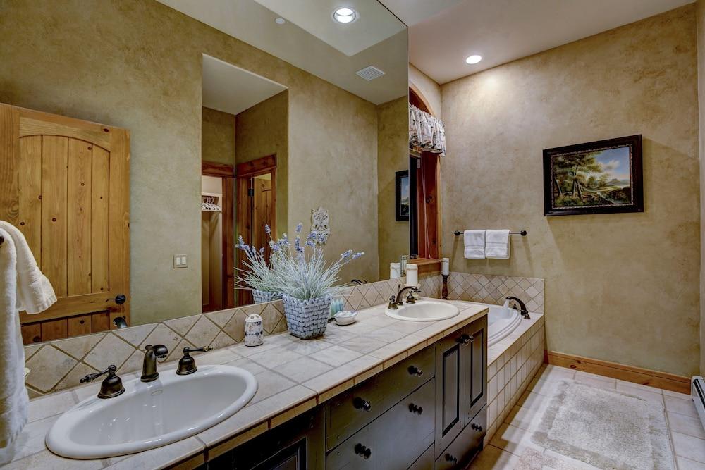 Snowberry by Elevation Accommodations photo 14