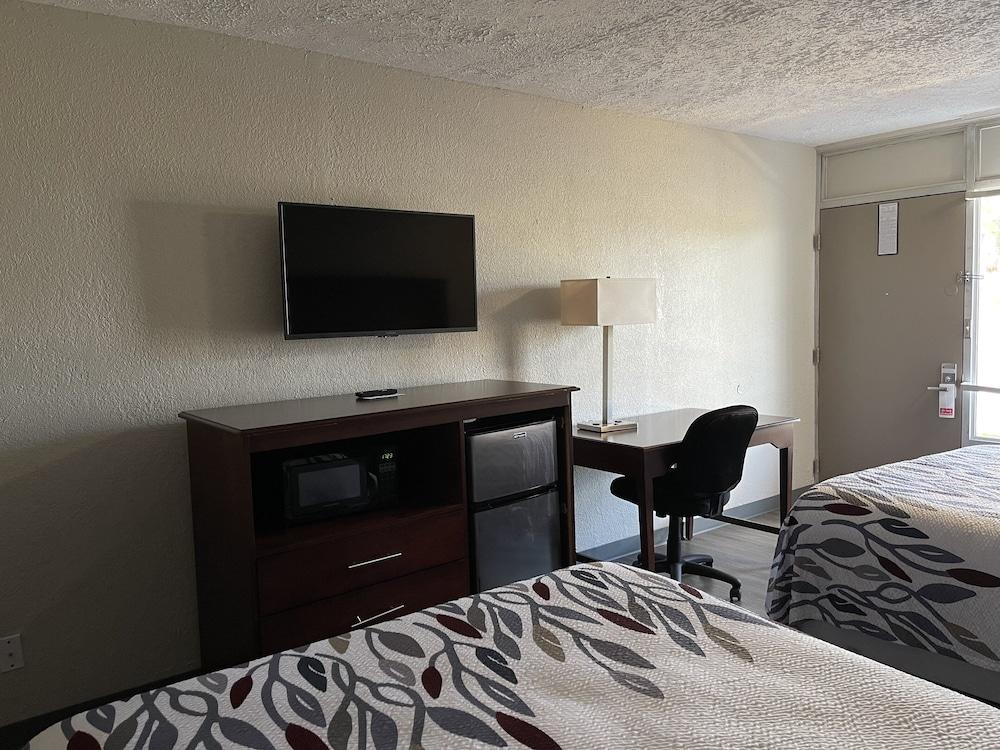 Red Roof Inn LaGrange photo 22