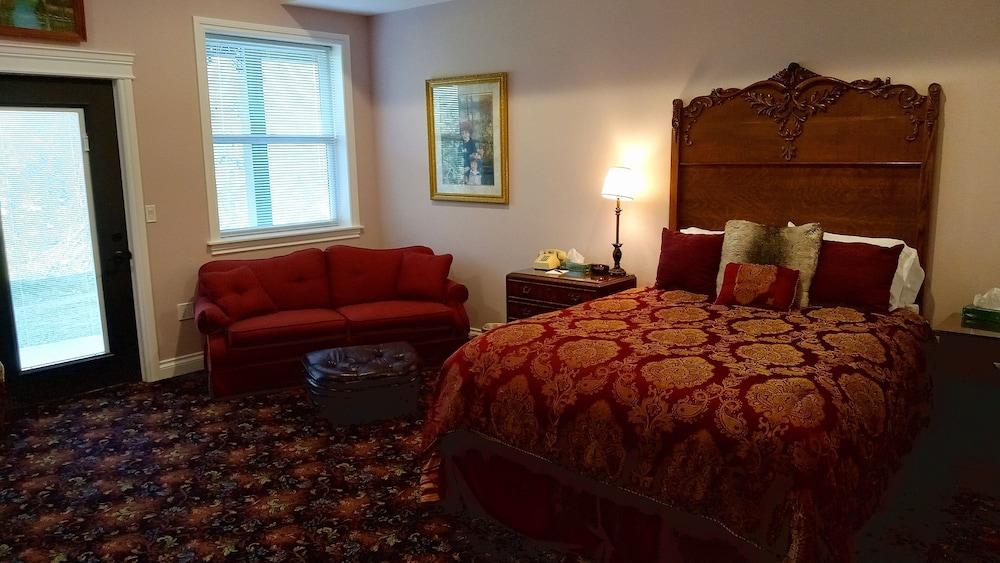 Hearthstone Elegant Lodge by the River photo 13