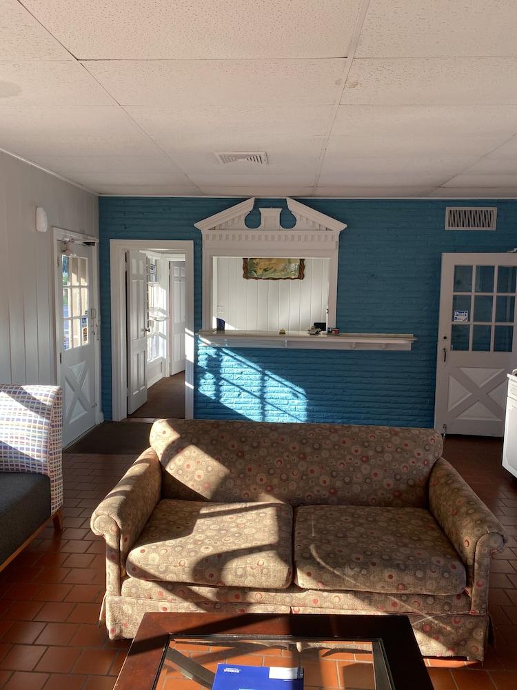 Colonial Manor Motel photo 5