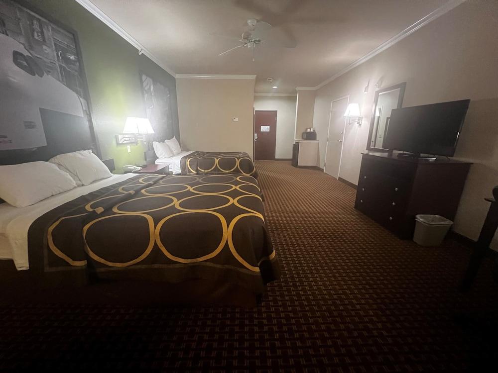 Super 8 by Wyndham IAH West/Greenspoint photo 17