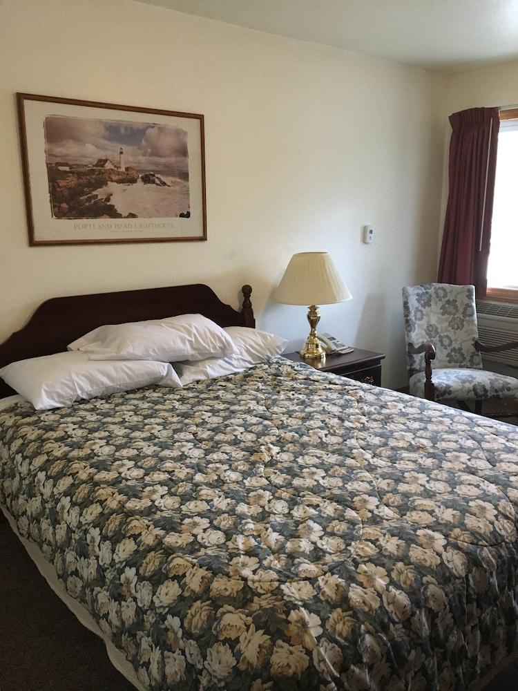 Scully's Manistee Outpost Motel photo 8