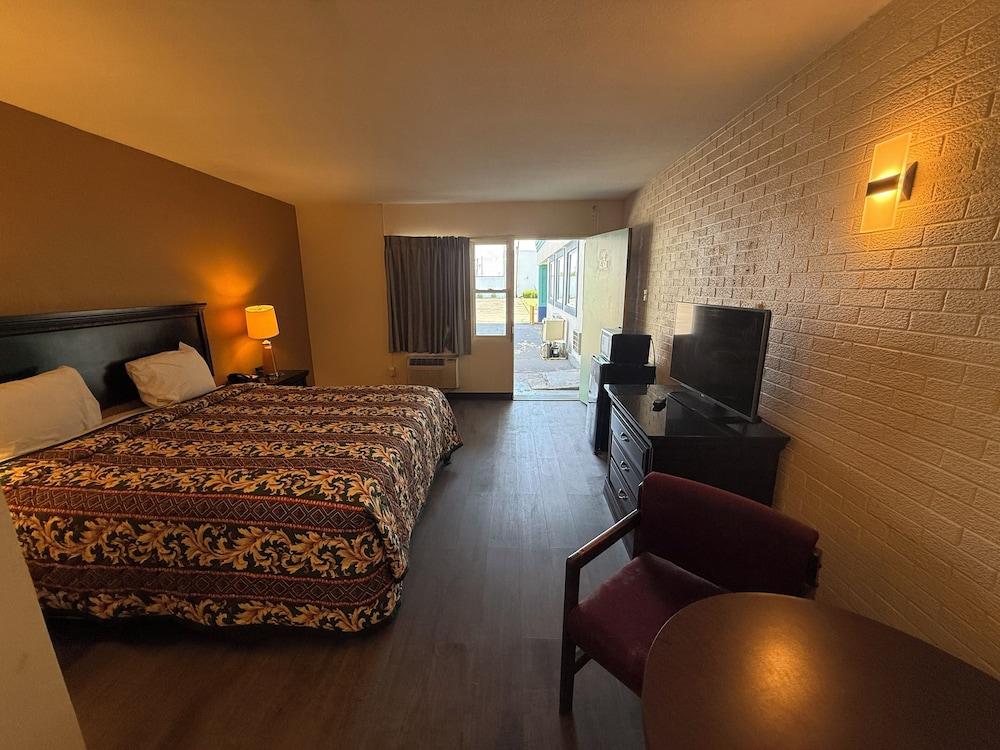 ECONOMY INN photo 7
