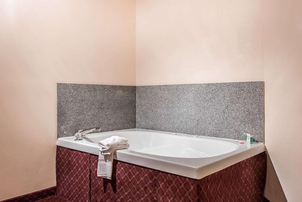 Quality Suites New Iberia photo 14