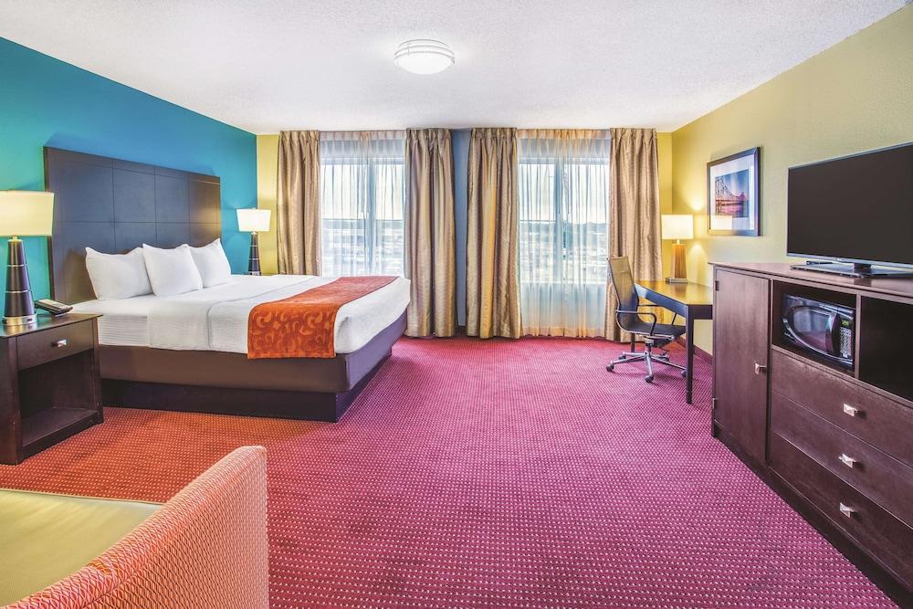 La Quinta Inn & Suites by Wyndham O'Fallon, IL - St. Louis photo 5