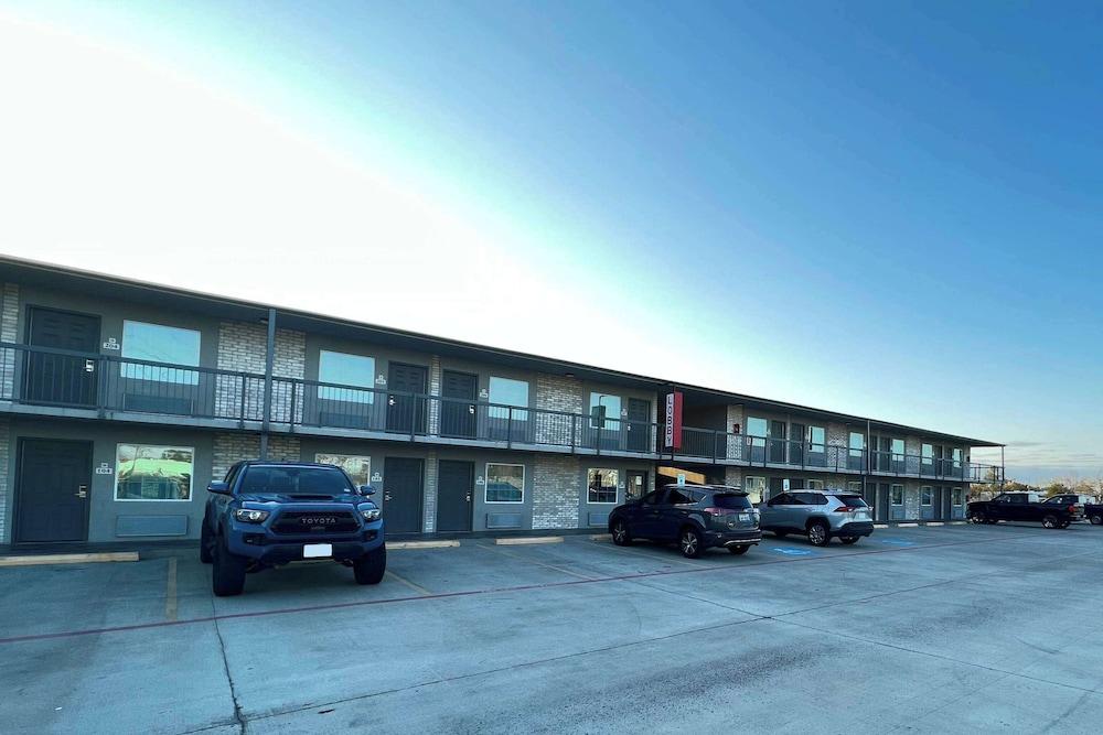 Super 8 by Wyndham Sulphur South photo 14
