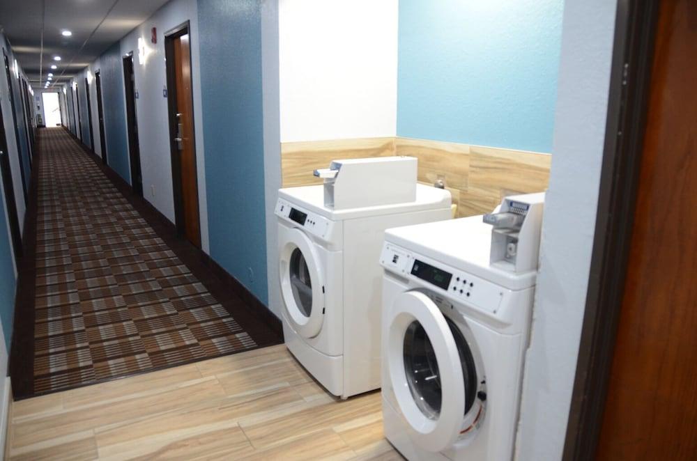 Days Inn by Wyndham Le Roy/Bloomington Southeast photo 8