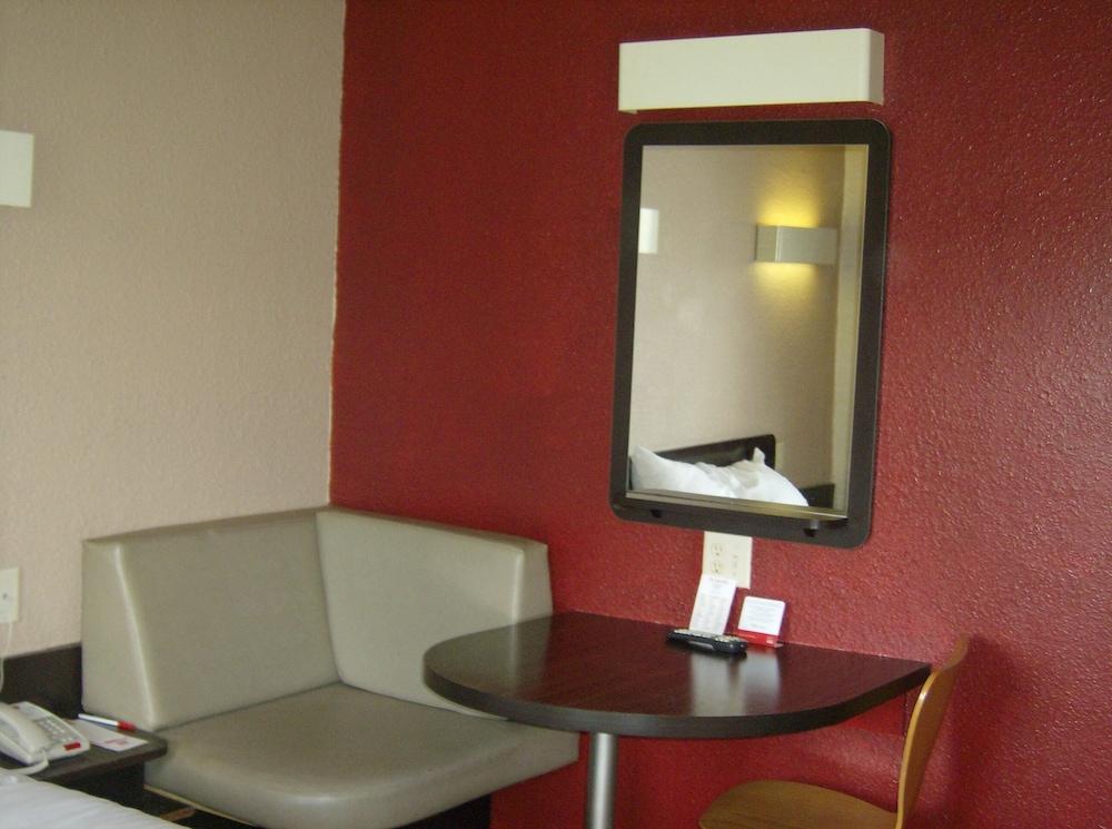 Econo Lodge Inn & Suites photo 9