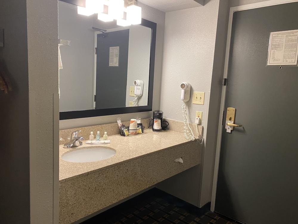 Quality Inn Mauston I-90 photo 12