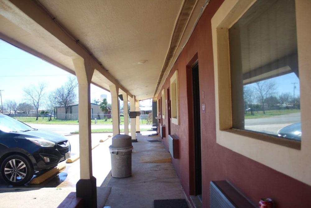 Village Inn Cotulla photo 39