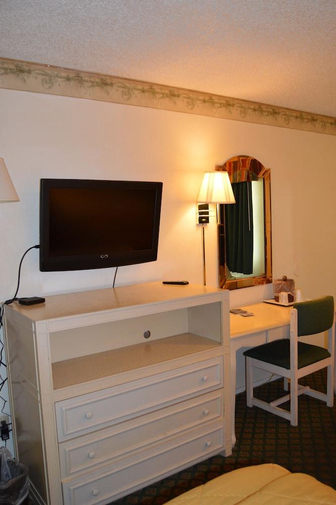 Town House Motel photo 15