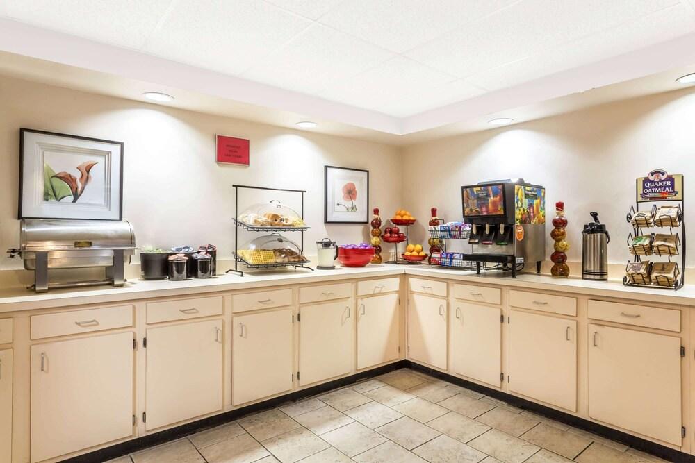 Ramada by Wyndham Luling photo 22