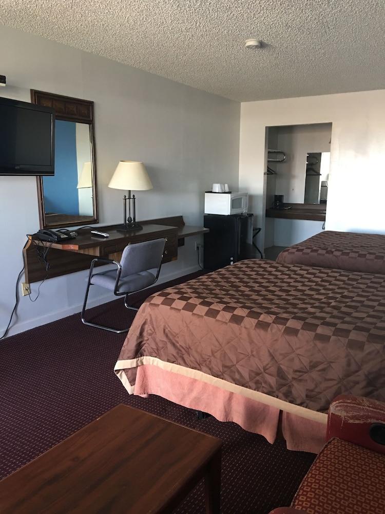 Country Manor Motel Watkins photo 29