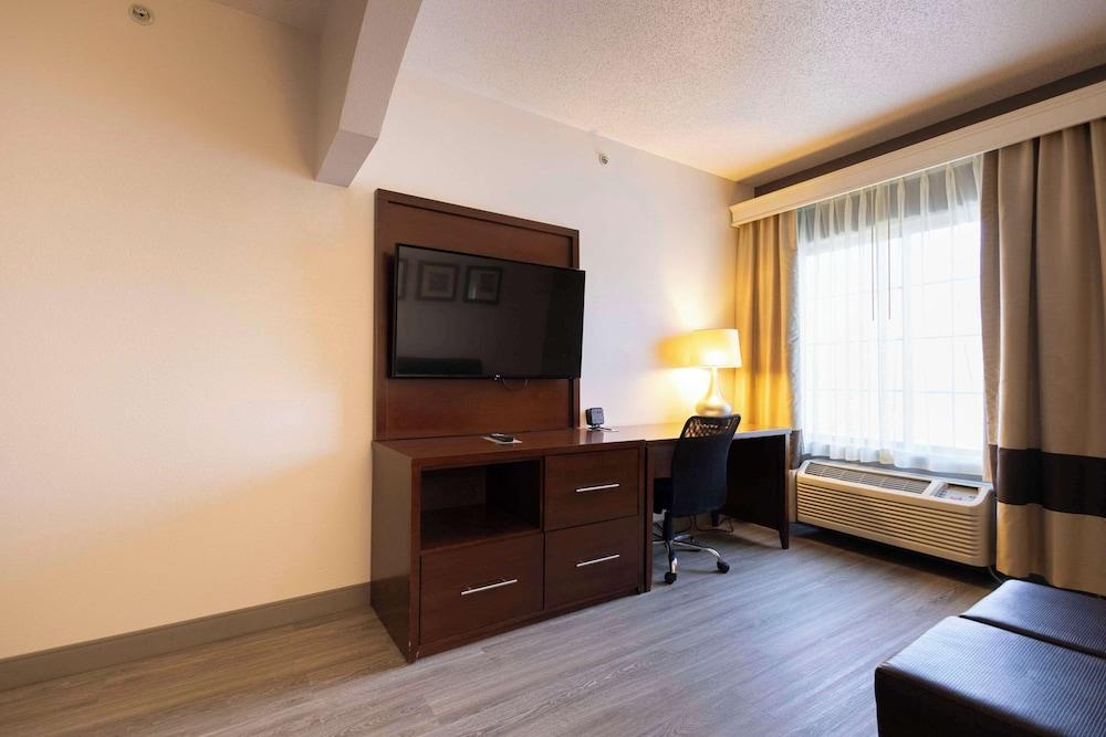 Comfort Suites Springfield I-70 photo 38
