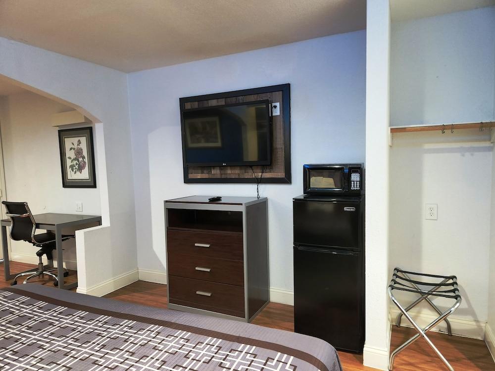 Express Inn Tomball photo 17