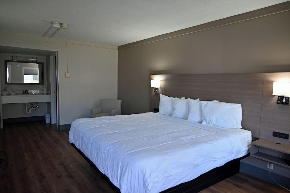 Whaler Inn and Suites photo 29