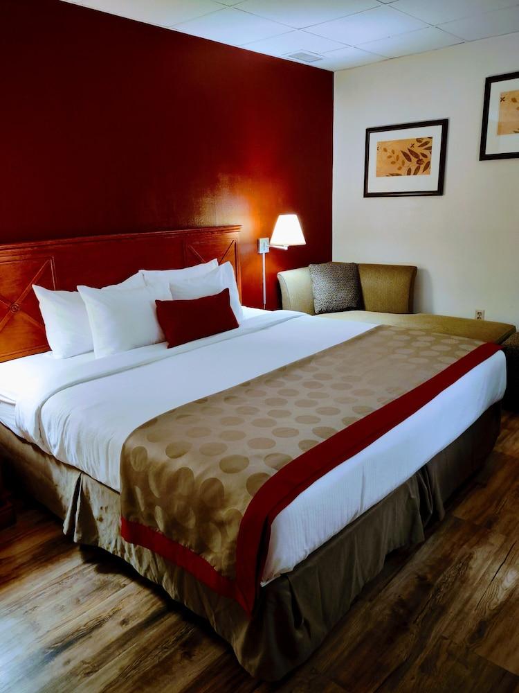 Ramada by Wyndham Albert Lea photo 60