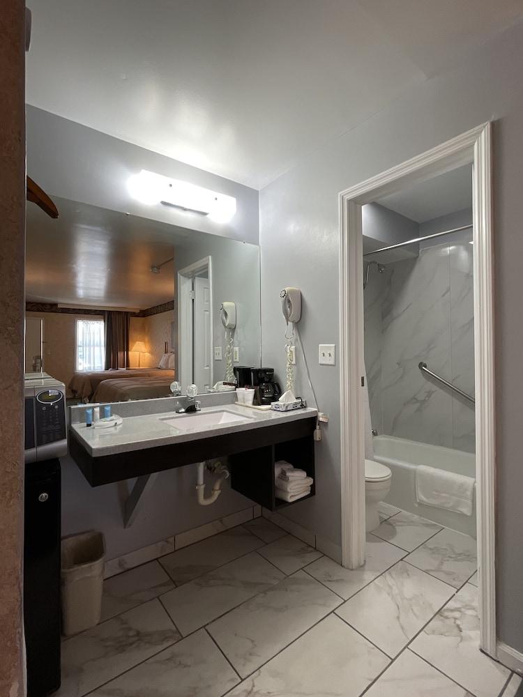 Capital O First Heritage Inn Rantoul IL I 57 photo 3