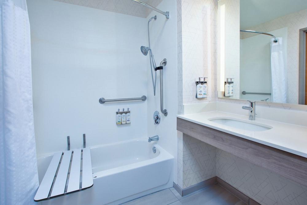 Holiday Inn Express & Suites Buffalo by IHG photo 26