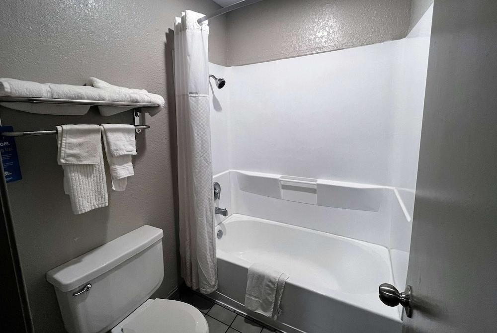 Days Inn by Wyndham Canton photo 12