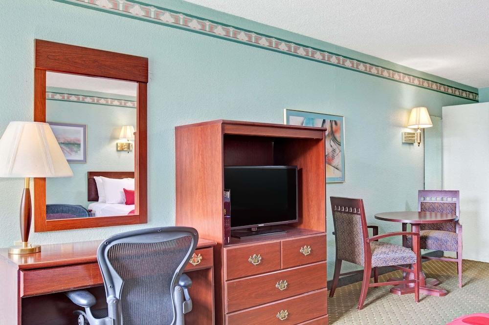 Ramada by Wyndham Parsippany photo 7