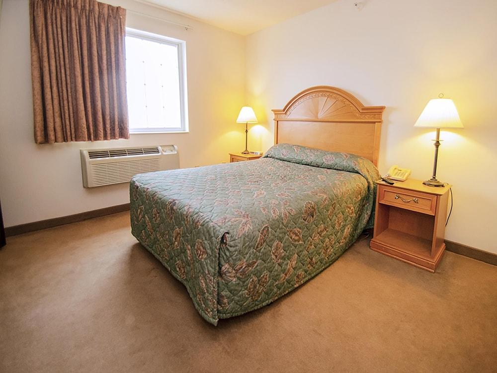 Urbana Inn & Suites photo 8