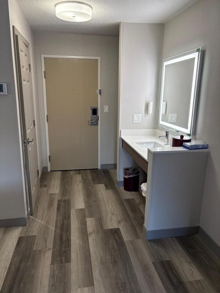 Clarion Pointe photo 29