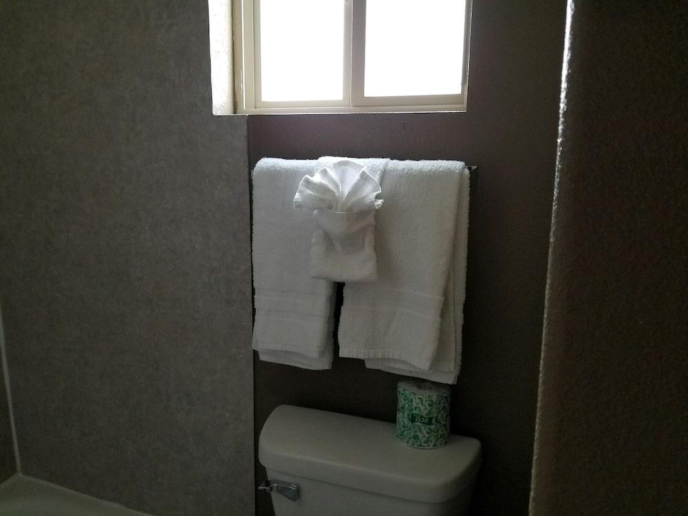 Budget Inn Express Douglas photo 10