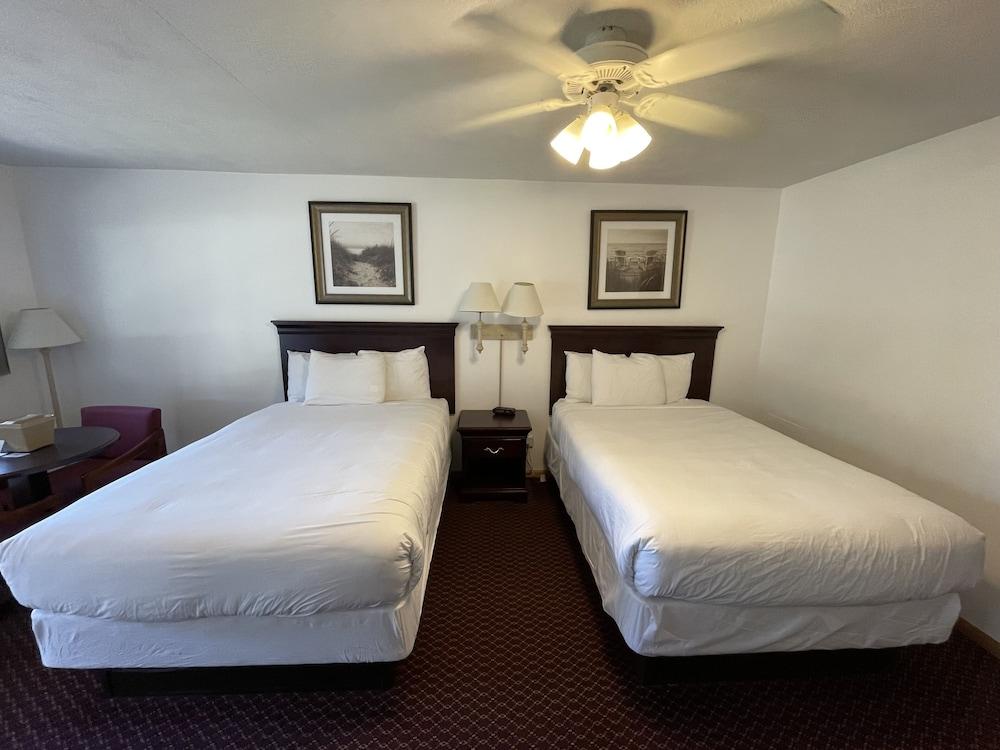 Lake Bluff Inn and Suites photo 78