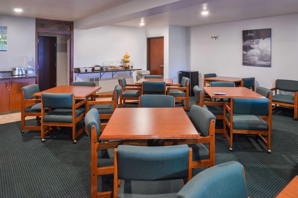 Travelodge Suites by Wyndham Newberg photo 44