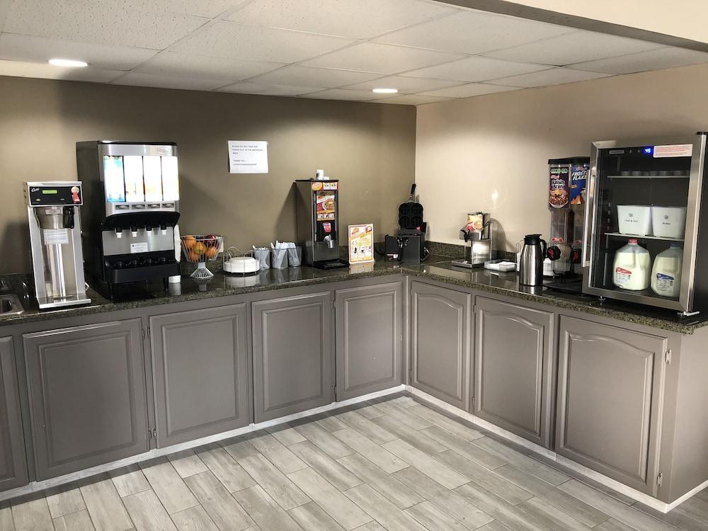 Super 8 by Wyndham, Orangeburg photo 20