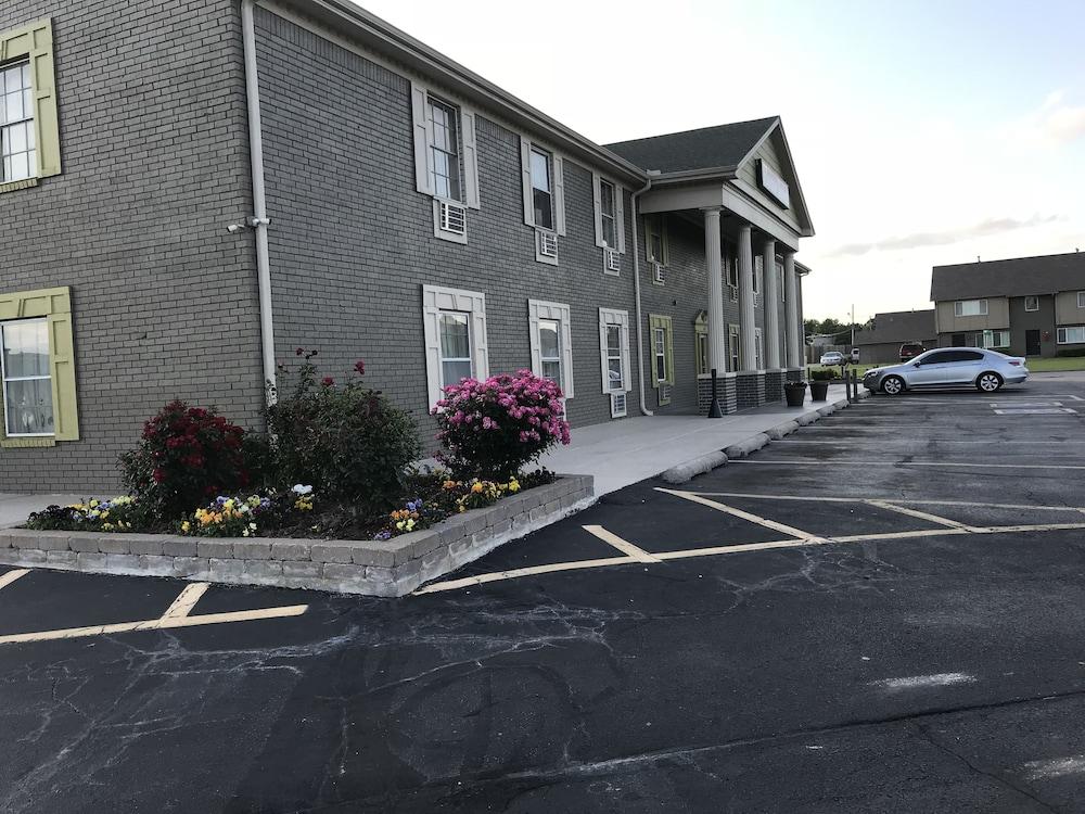 Hometown Inn & Suites photo 53