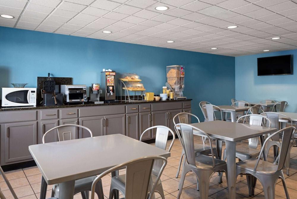 Days Inn by Wyndham Neenah photo 25
