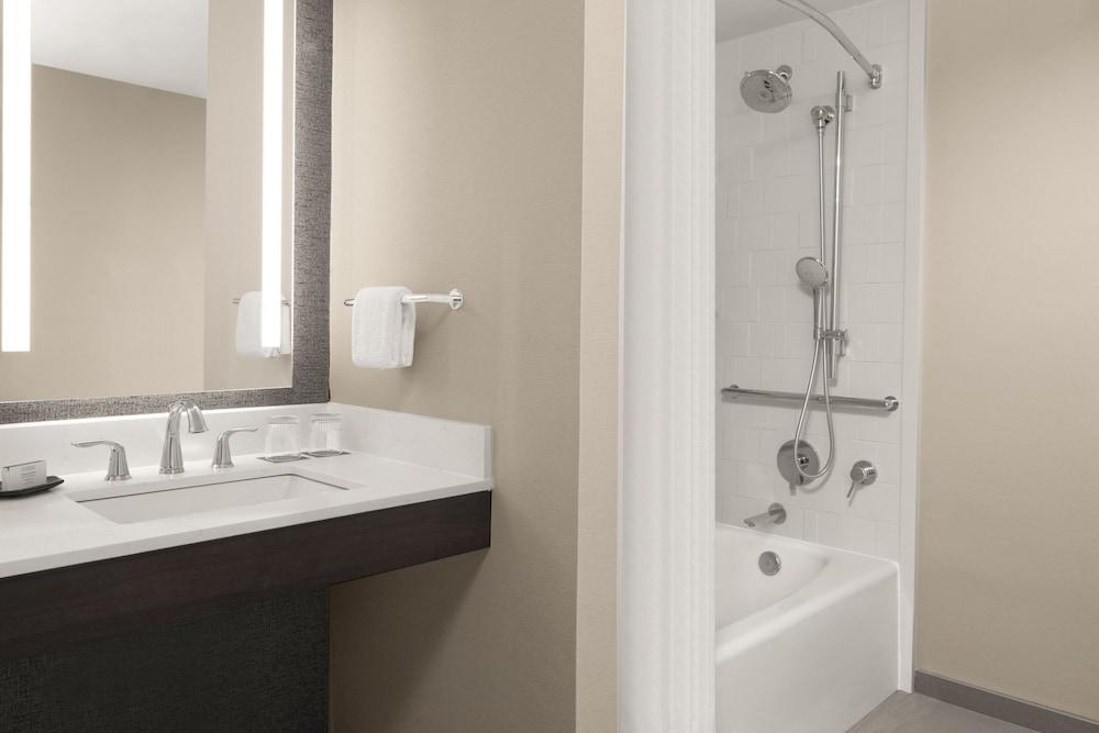 Sheraton Milwaukee Brookfield Hotel photo 21