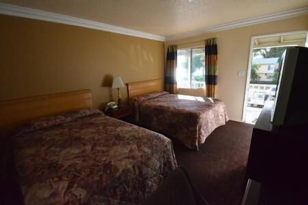 Lamplighter Motel photo 12