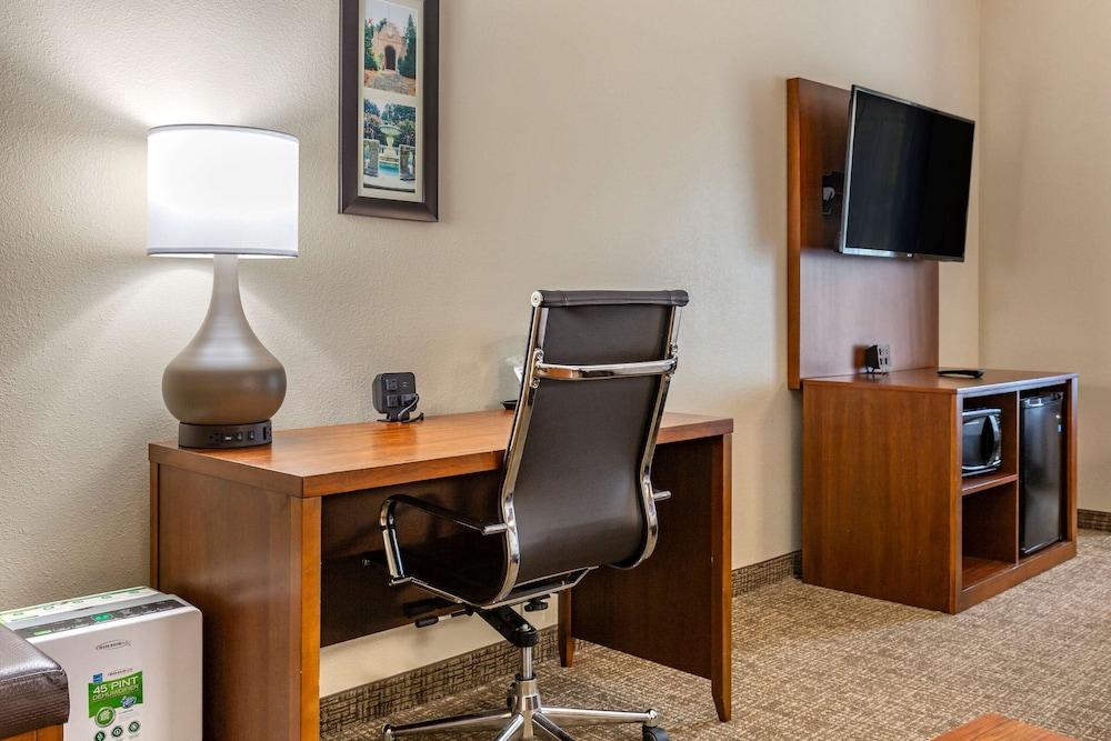 Comfort Suites Clayton - Garner photo 9