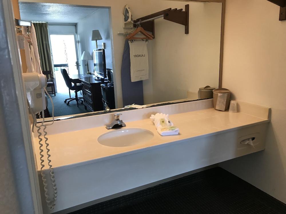 Carmel Inn & Suites photo 19