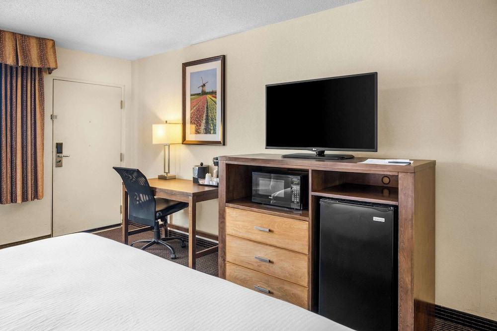 White Pines Inn & Suites photo 16