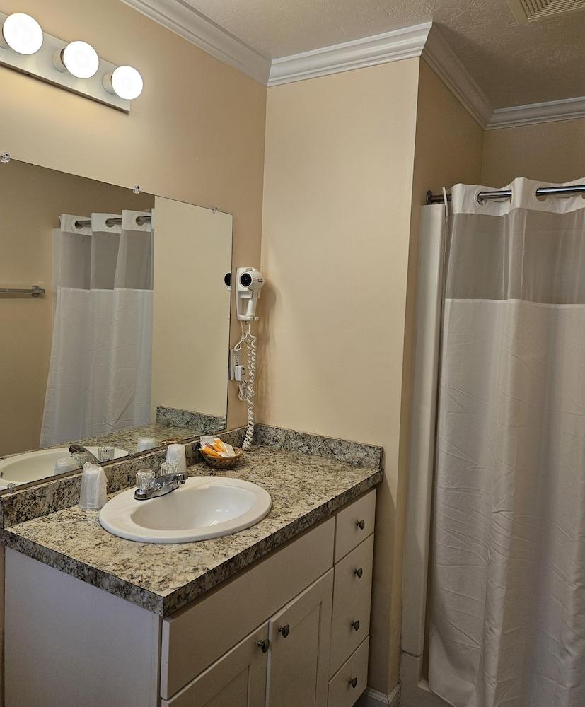 Capt.'s Inn & Suites photo 3