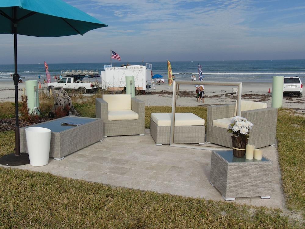 The Salty Mermaid Oceanfront Hotel photo 12