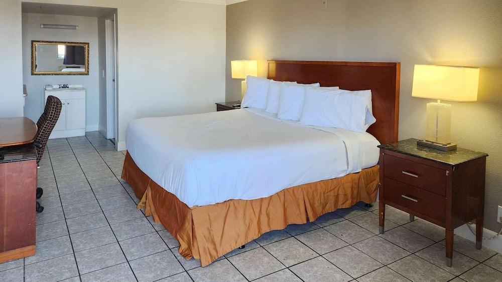 Motel 6 Henderson, NV photo 5