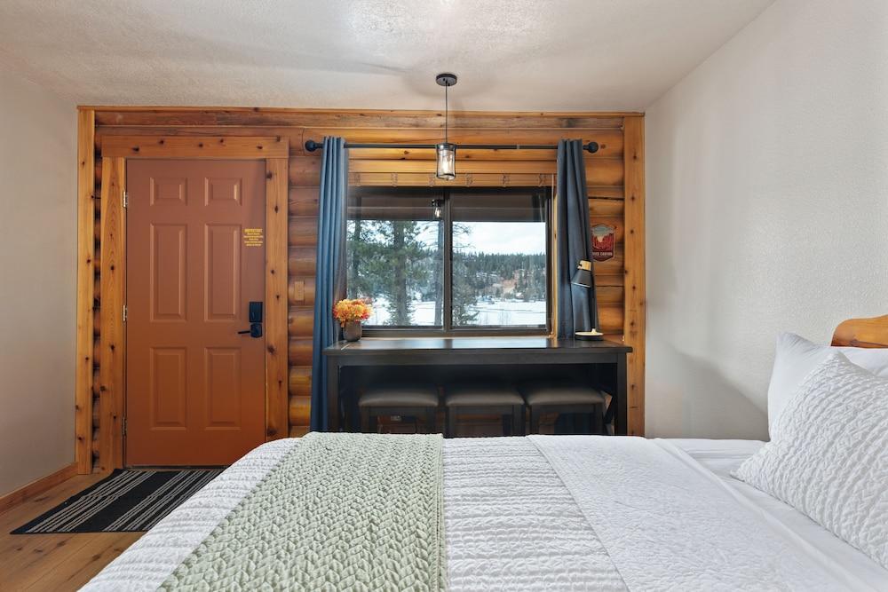 Duck Creek Village Inn photo 65