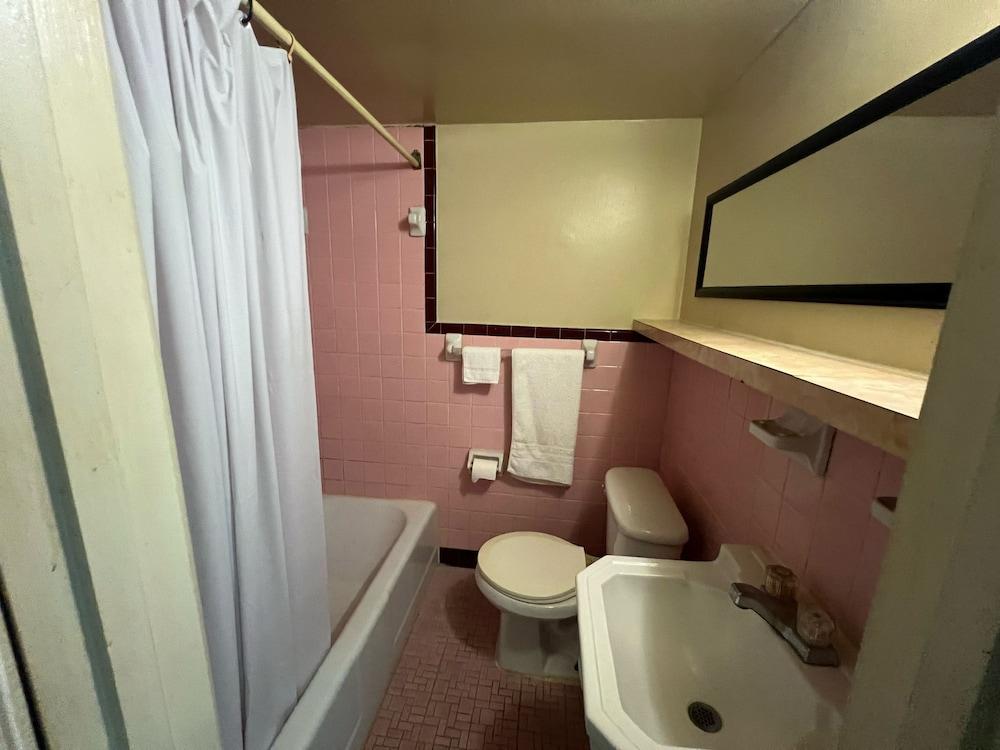 Economy Inn photo 5